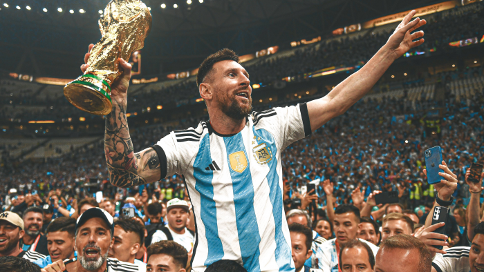 Lionel Messi lifiting the FIFA World Cup trophy 2k