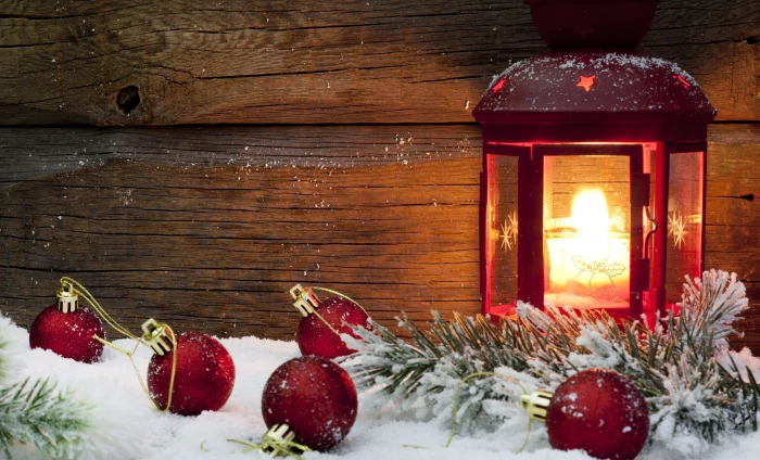 red baubles winter snow background fire holiday balls Wallpaper 2k