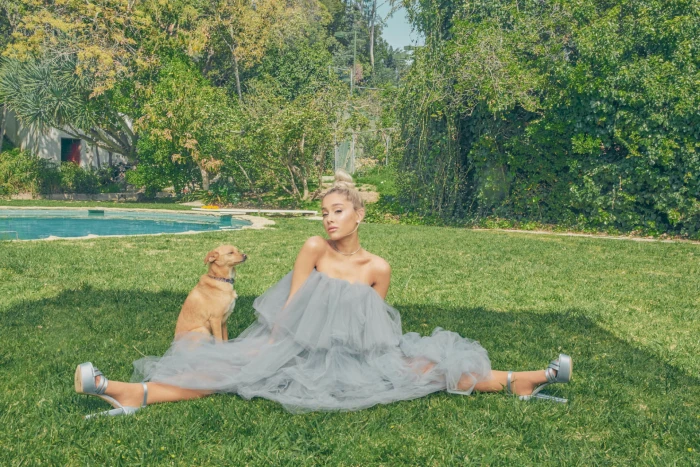Actresses Ariana Grande Blonde Dog Pet Singer