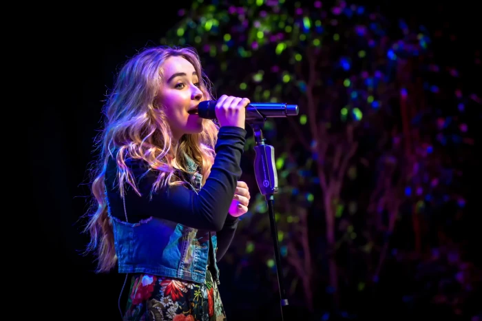 actress singer The girl conquers the world Sabrina Carpenter 2k