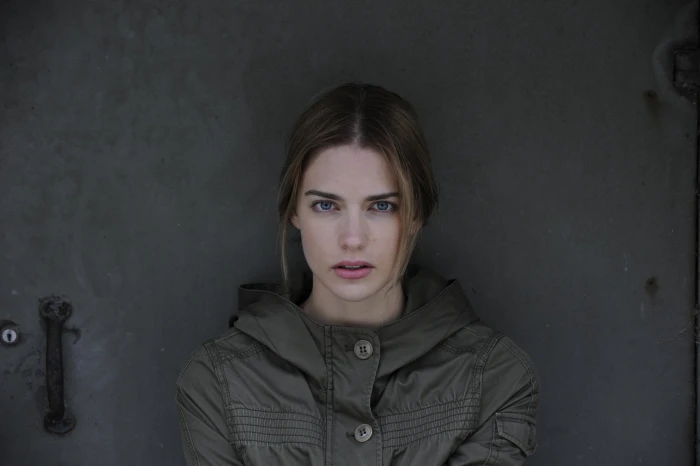 Laura Berlin women model blue eyes frontal view green jacket 2k