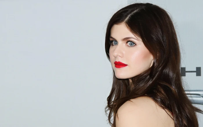 Alexandra Daddario Actress selena gomez in red lipstick 2k