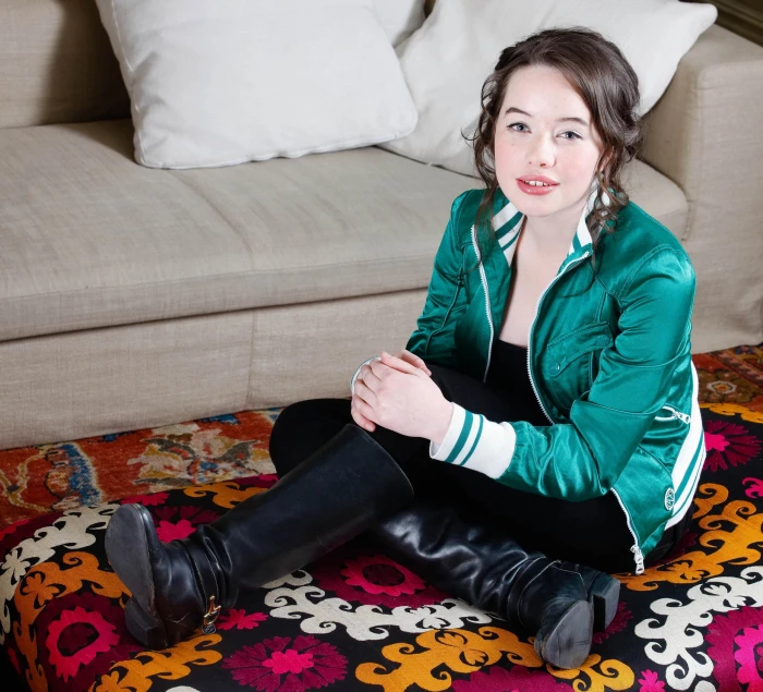 Anna Popplewell women actress brunette blue eyes sitting 2k