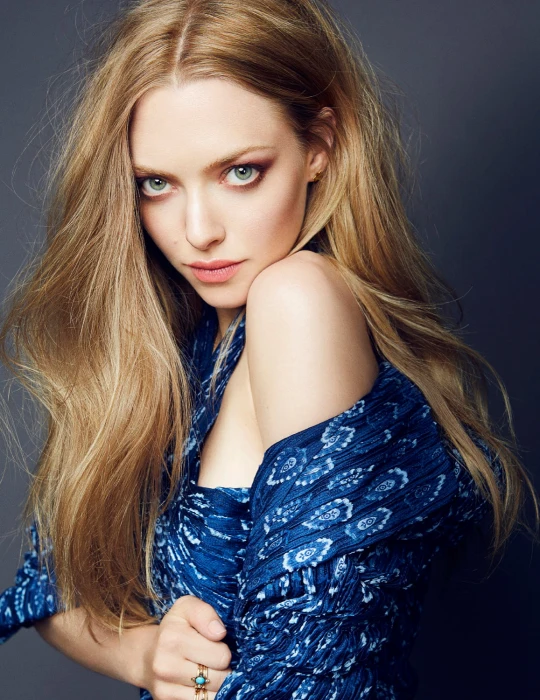 Amanda Seyfried women blonde green eyes simple background