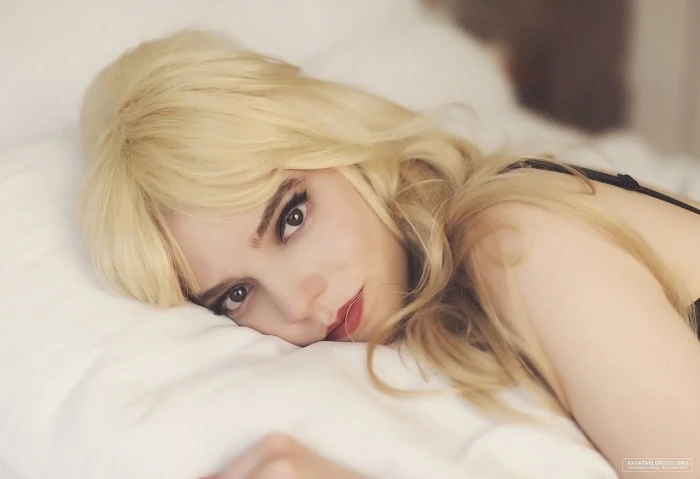 Anya Taylor Joy women actress blonde in bed makeup lipstick