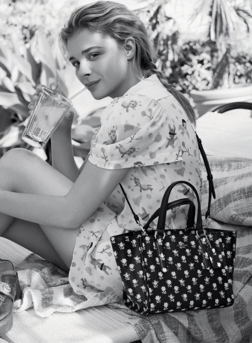 Chlo Grace Moretz women actress monochrome adult sitting 2k