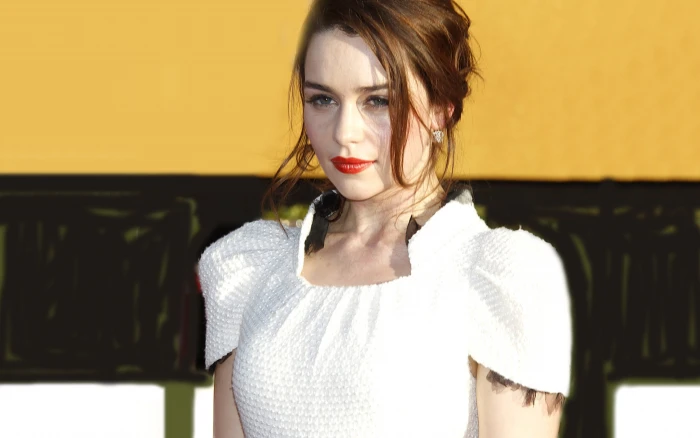 Emilia Clarke Sad lips red woman actress celebrity 2k
