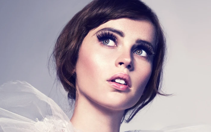 Felicity Jones actress brunette green eyes pink lipstick 2k