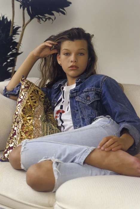 Milla Jovovich model actress brunette green eyes red lipstick 2k