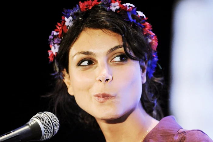 Morena Baccarin face wreaths women actress looking away