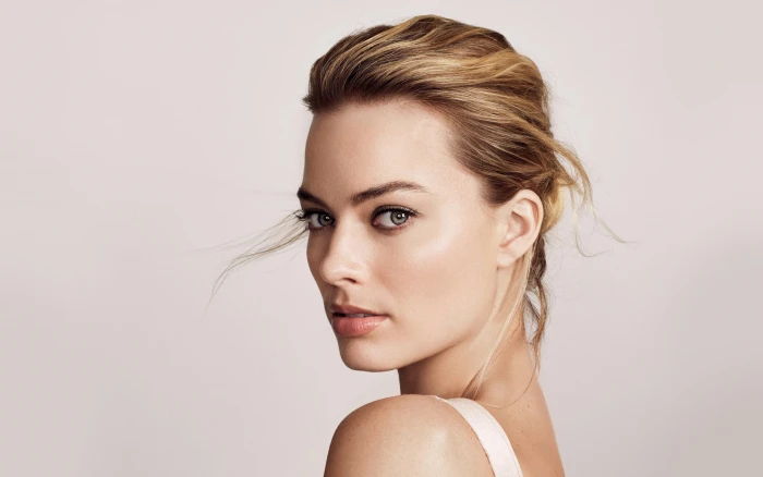 Margot Robbie simple background actress 2k