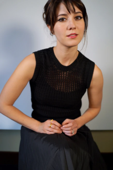 Mary Elizabeth Winstead celebrity actress brunette simple background 2k 4k