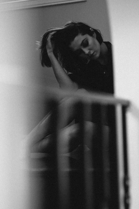 Mary Elizabeth Winstead monochrome celebrity actress closed eyes 2k