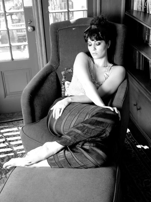 Mary Elizabeth Winstead monochrome women indoors celebrity