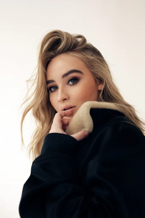 Sabrina Carpenter women actress blonde blue eyes long hair