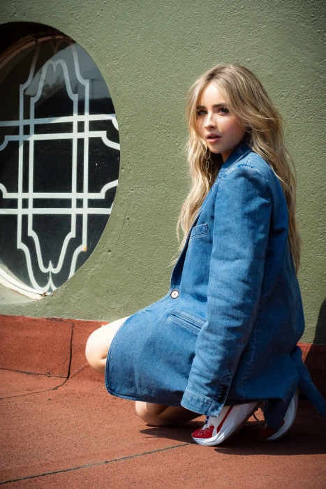 Sabrina Carpenter women actress blonde long hair blue eyes