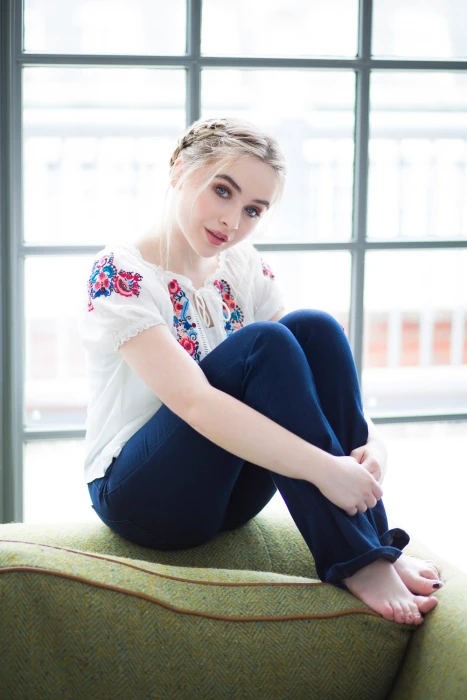 Sabrina Carpenter women singer blue eyes actress jeans