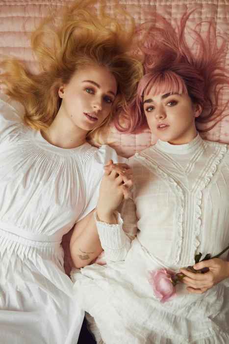 Sophie Turner Maisie Williams women two multiple girls