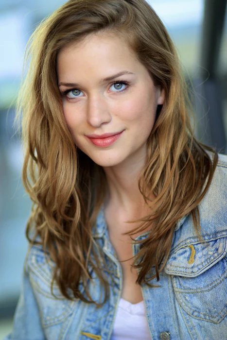 women actress Elizabeth Lail 2k
