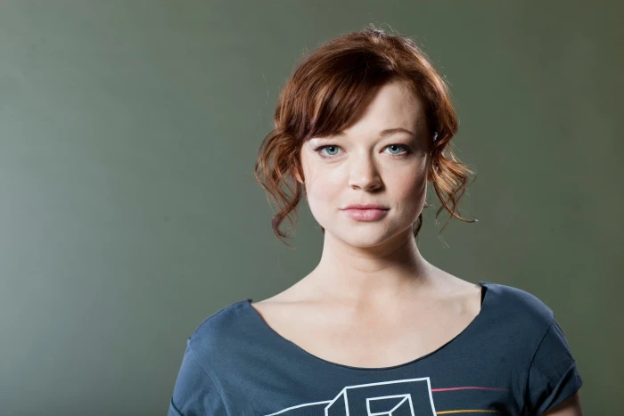 women's blue scoop neck shirt actress Sarah Snook portrait 2k 4k 5k