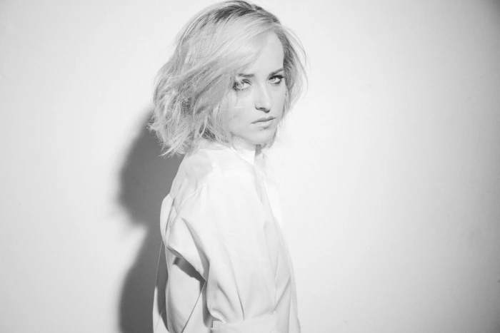 women's white crew neck shirt Dakota Johnson actress monochrome 2k 4k