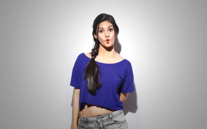 women's purple scoop neck crop top shirt actress Amyra Dastur 89