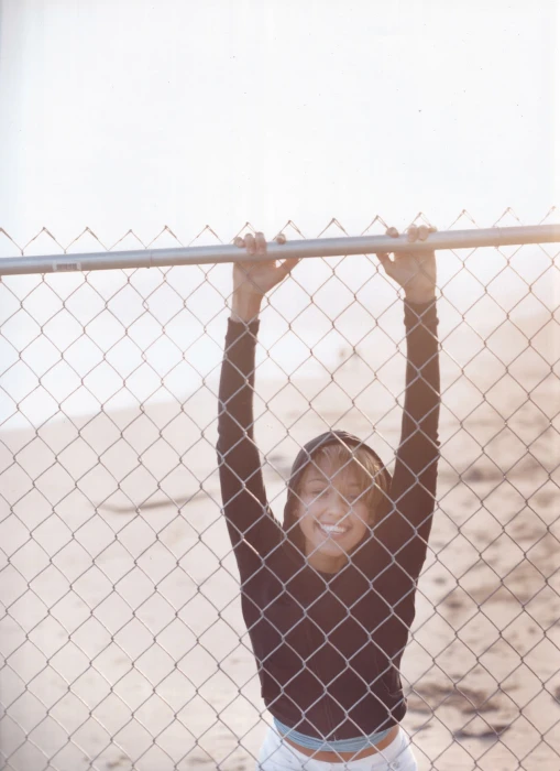 women fence beach hoods Jessica Alba one person boundary