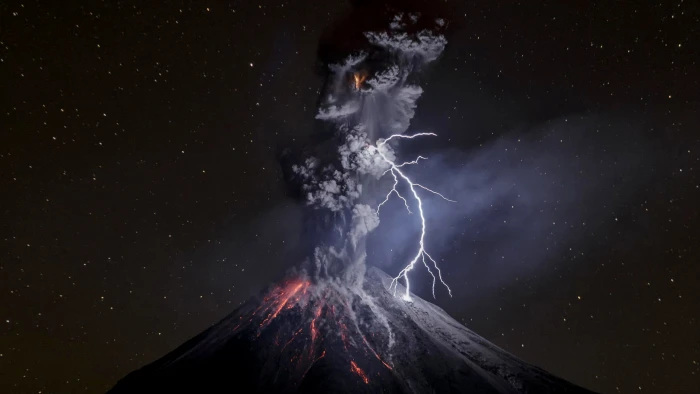 erupting volcano at night volcanic eruption lightning nature 2k