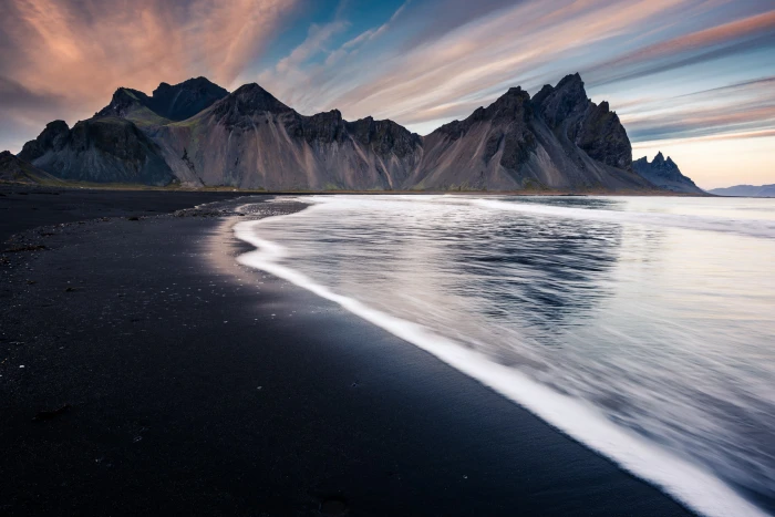 black sand seashore and gray mountain iceland islandia landscape 2k