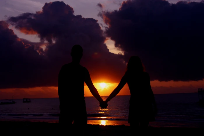 silhouette two people holding hands sunset beach seaside 2k 4k