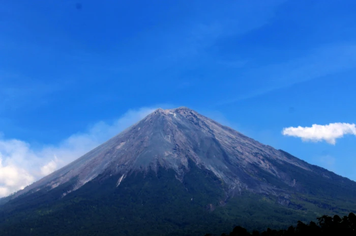 closeup photo of a mountain gunung semeru lumajang east java 2k 4k