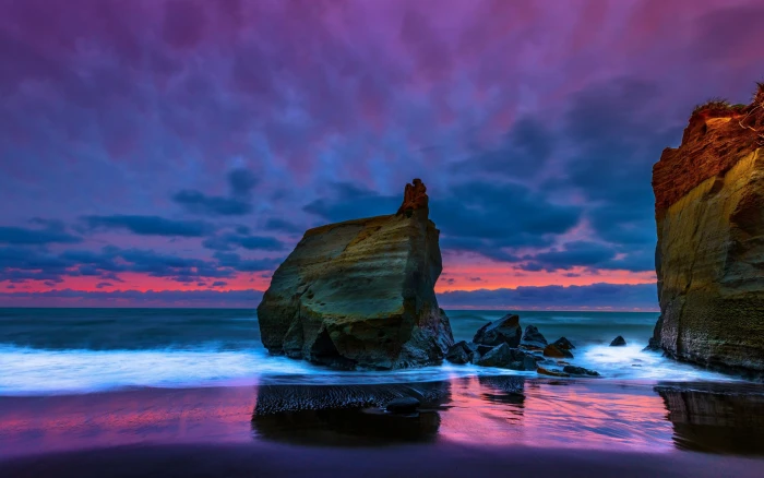 Waikiki Beach New Zealand brown rock formation rocks the sea 2k