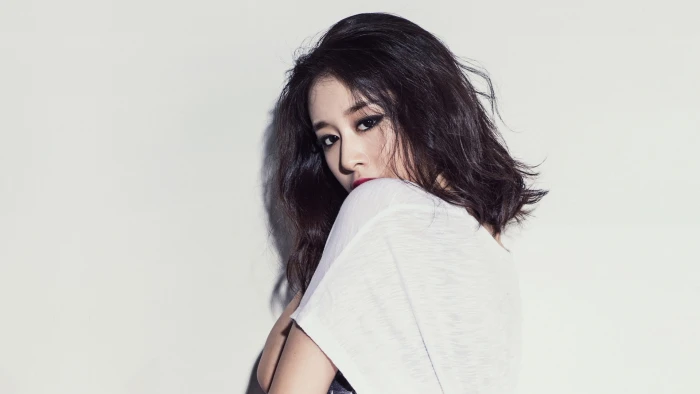 women photography model Asian Korean eyeliner looking back 2k