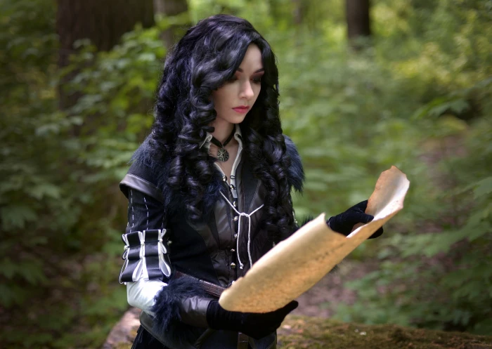 brunette women cosplay Yennefer of Vengerberg curly hair 2k 4k