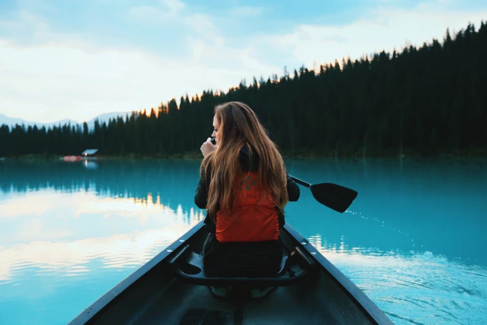blonde haired woman riding on boat paddling paddle 2k 4k 5k