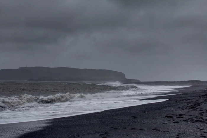 iceland reynisfjara black sand beach sea clouds rain ocean 2k 4k 5k
