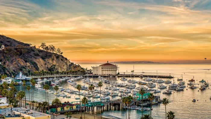 Gold Sunset The City Of Avalon Crescent Beach On Catalina Island California Free Ocean Wallpapers For Your Desktop Or Phone 2k 4k
