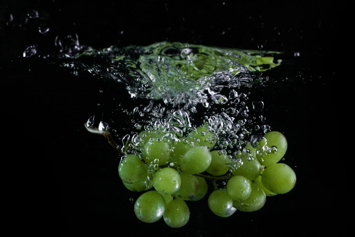 Grapes Thrown in Water fruit drop splashing freshness nature 2k 4k