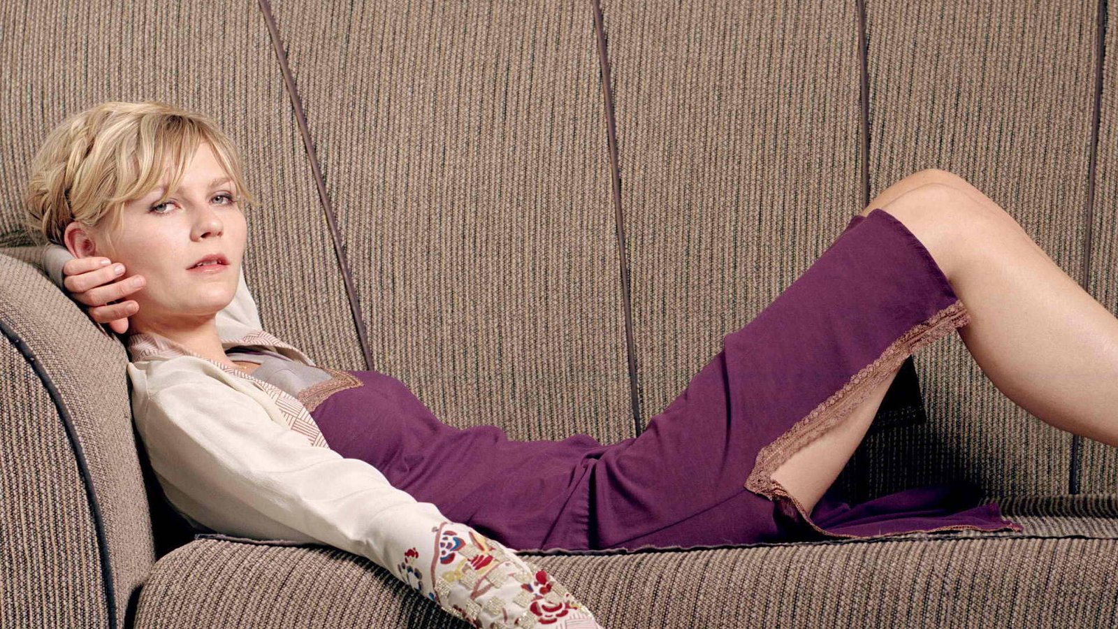 kirsten dunst on couch actress hollywood