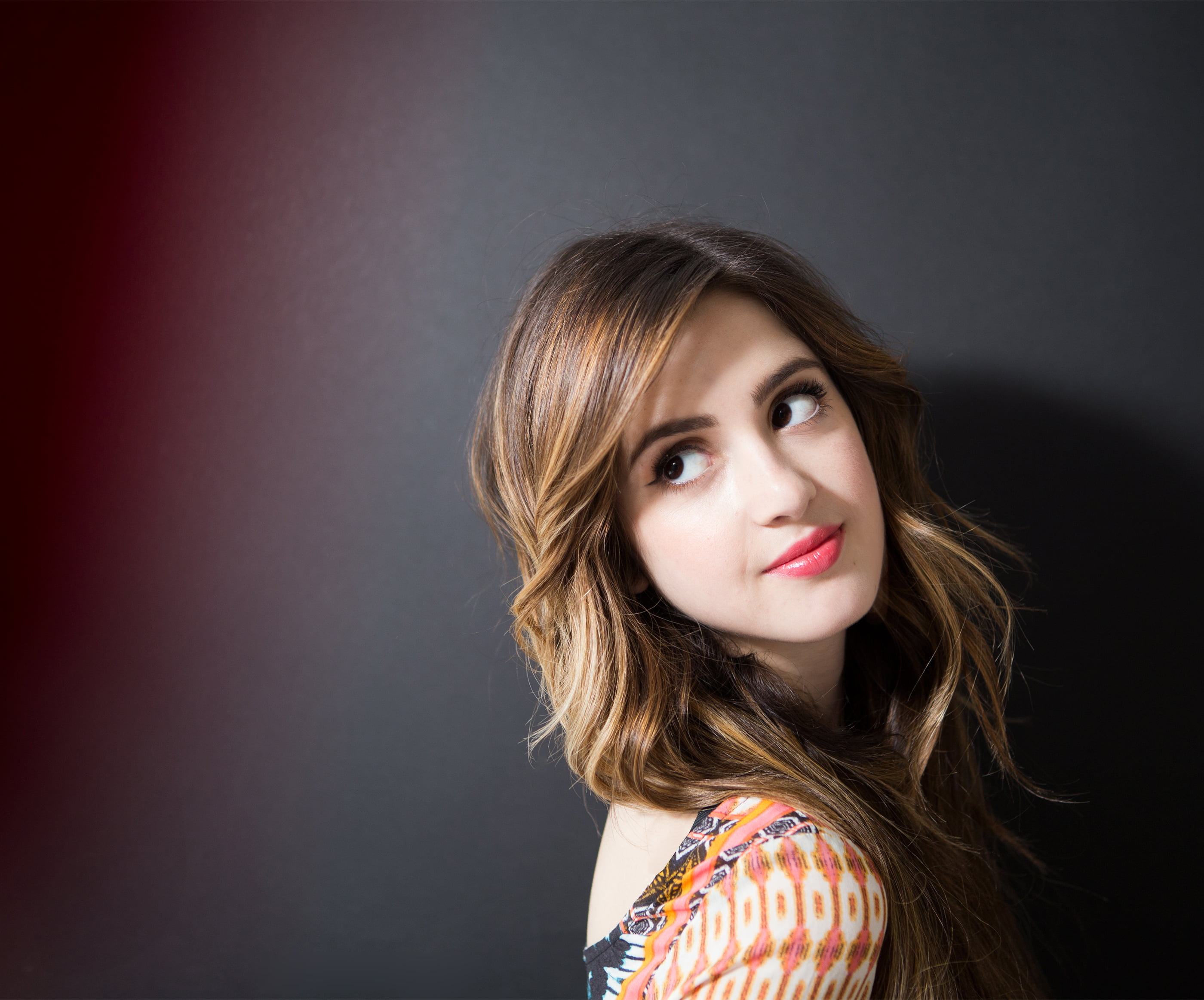 actress women looking over shoulder Laura Marano 2k