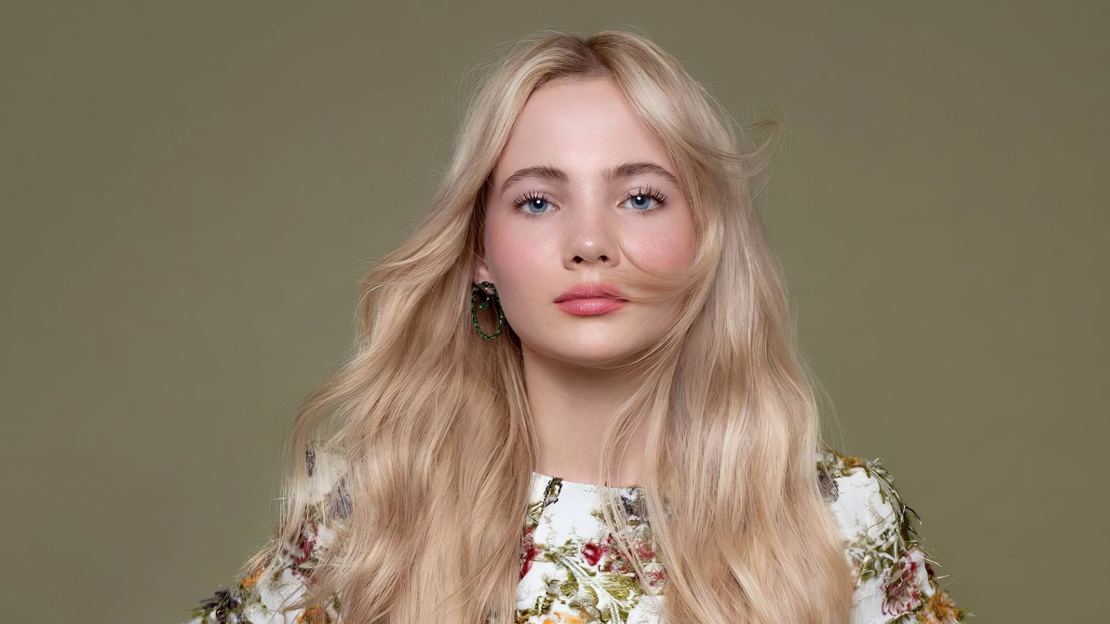 Actresses Freya Allan Blonde Blue Eyes English Girl Long Hair 2k