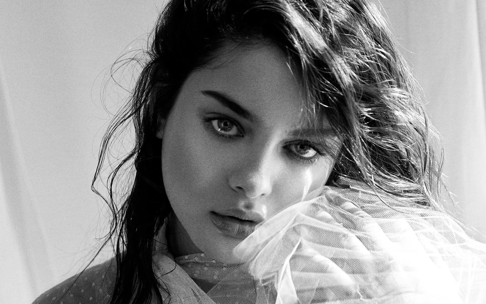 Actresses Odeya Rush Black amp; White Face