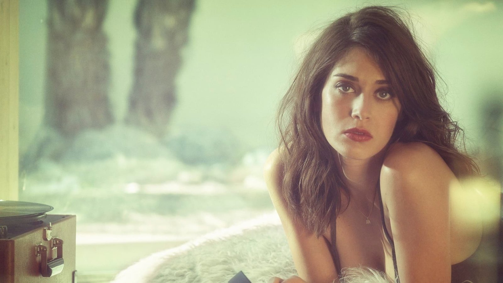 Actresses Lizzy Caplan Brunette