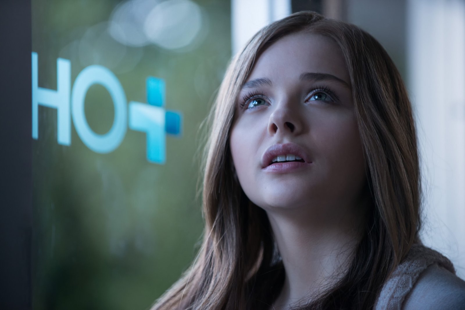 Chlo Grace Moretz looking up actress face blonde celebrity 2k 4k