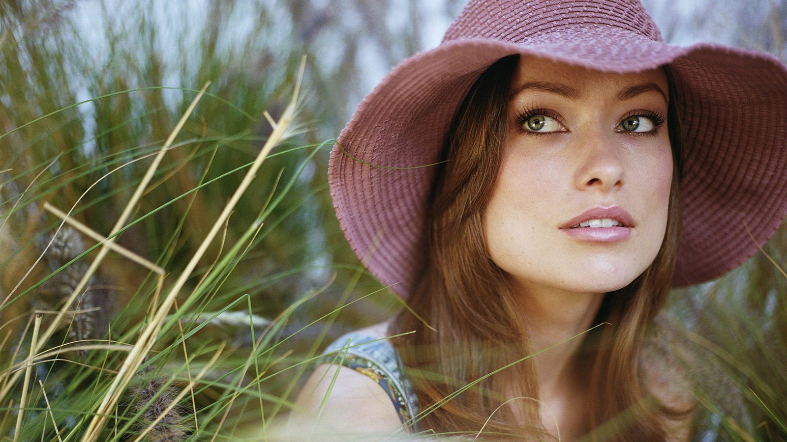 women's pink lipstick Olivia Wilde hat field face actress