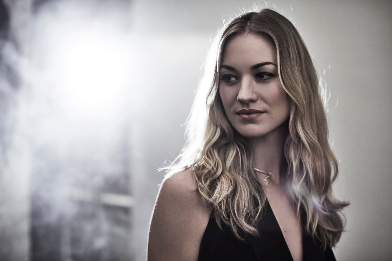 Actresses Yvonne Strahovski Australian Blonde