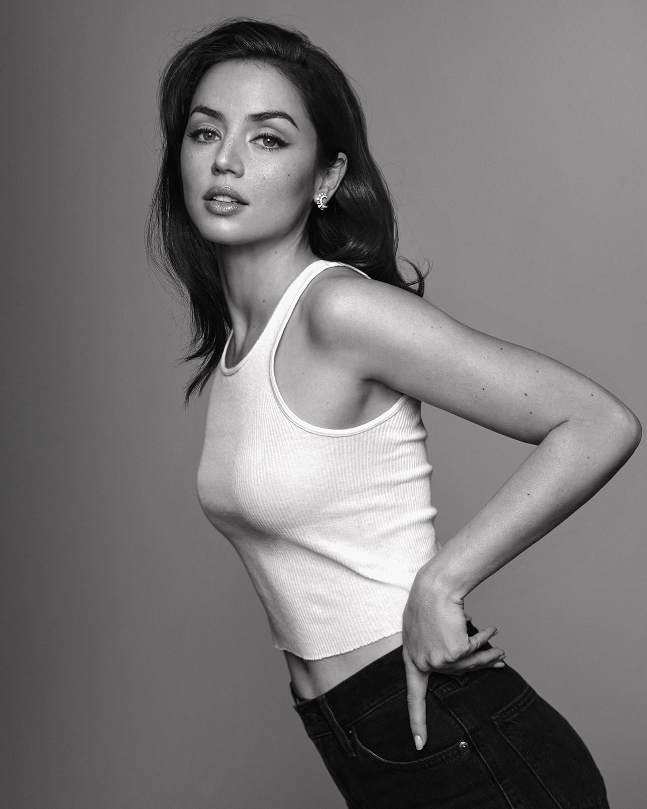 Ana de Armas actress brunette looking at viewer
