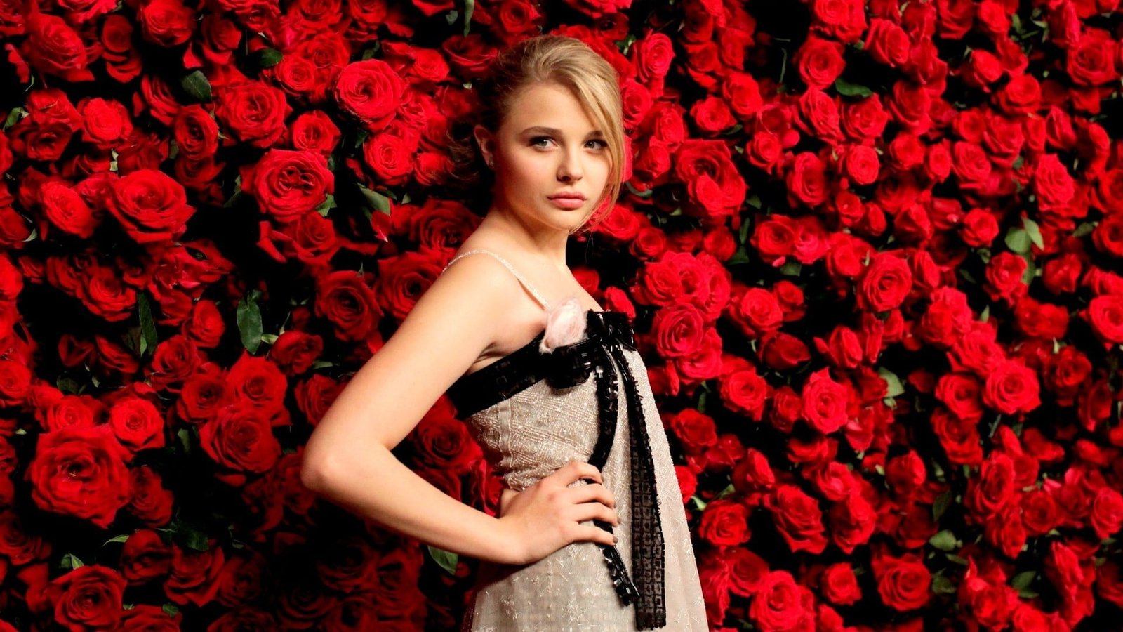 Chlo Grace Moretz blonde women actress celebrity flowers