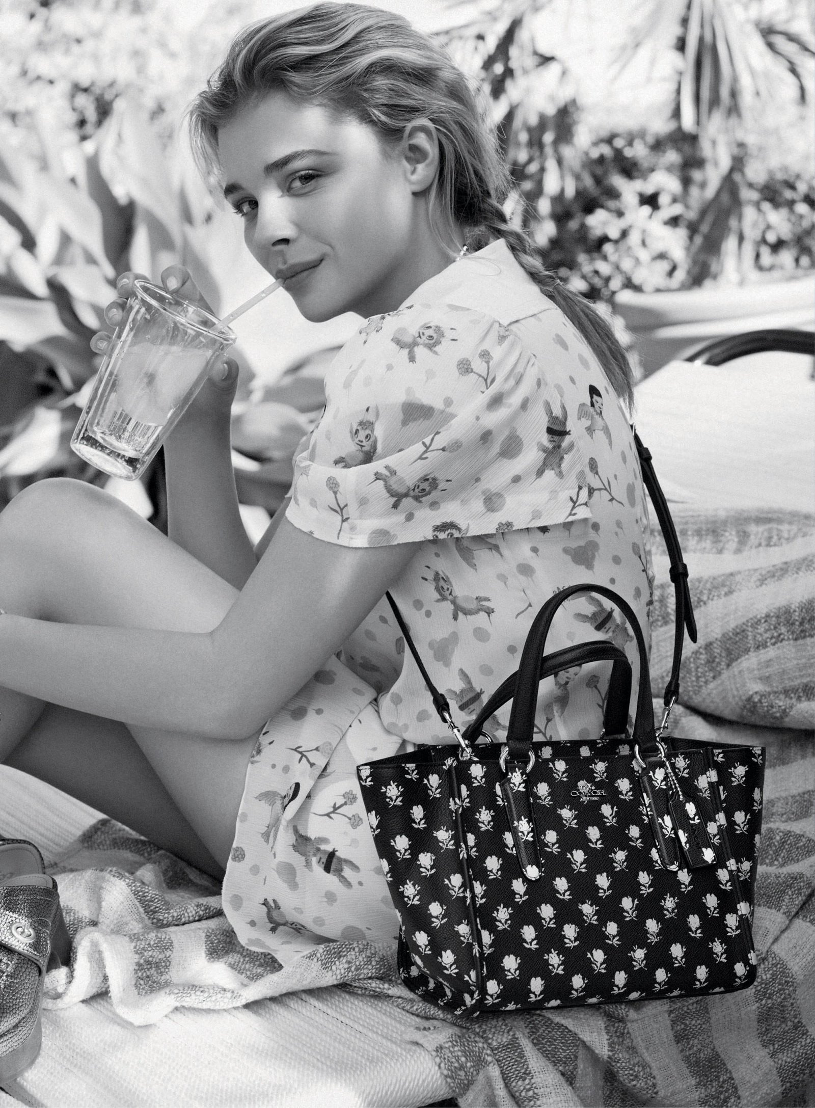 Chlo Grace Moretz women actress monochrome adult sitting 2k