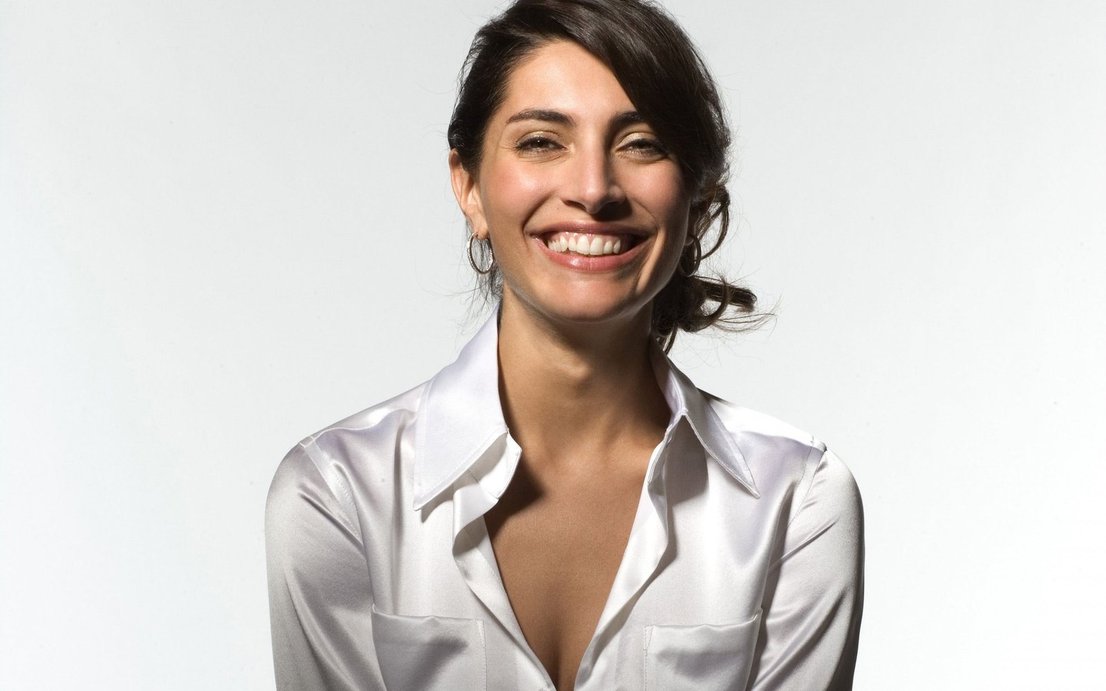 Caterina Murino smiling actress women simple background 2k